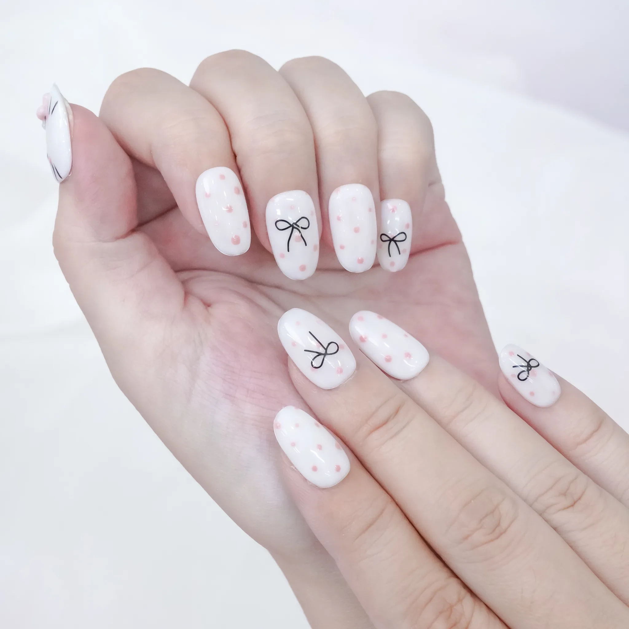 [M234] Nailbox Hello Kitty trắng gạo chấm bi đắp gel tai nổi (form tròn ngắn)