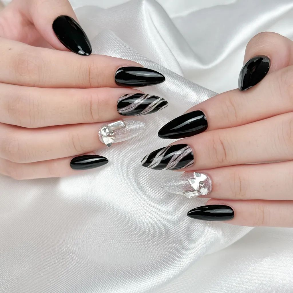 [M061] Nailbox đen vân đính đá cá tính