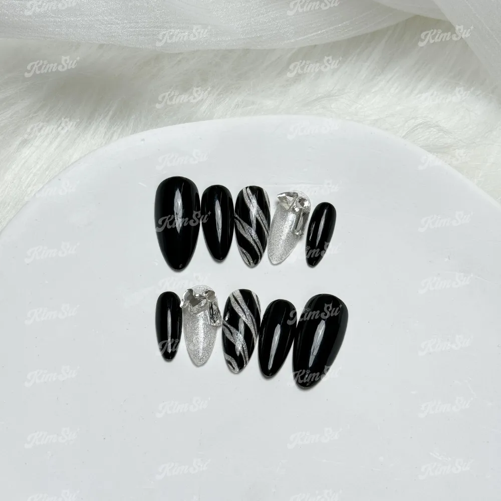 [M061] Nailbox đen vân đính đá cá tính